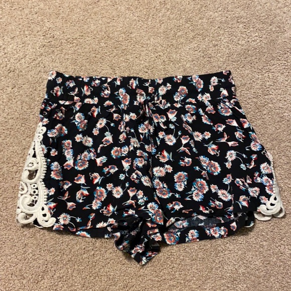 Xhilaration Pants - Soft floral/lace shorts